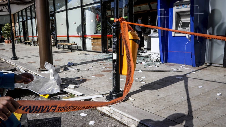 Νέο «χτύπημα» της σπείρας των ΑΤΜ: Απείλησαν τον φύλακα και ανατίναξαν το μηχάνημα